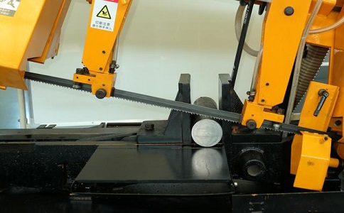 岳阳楼数控带锯床自动送料精度会出现偏差吗？